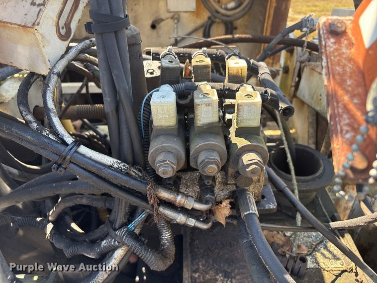 image for item FI0010 1996 Cedarapids CR361 paver