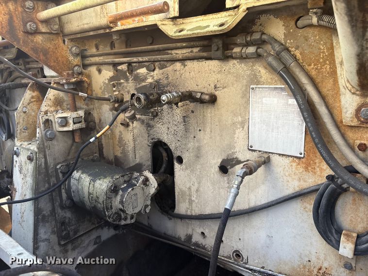 image for item FI0010 1996 Cedarapids CR361 paver