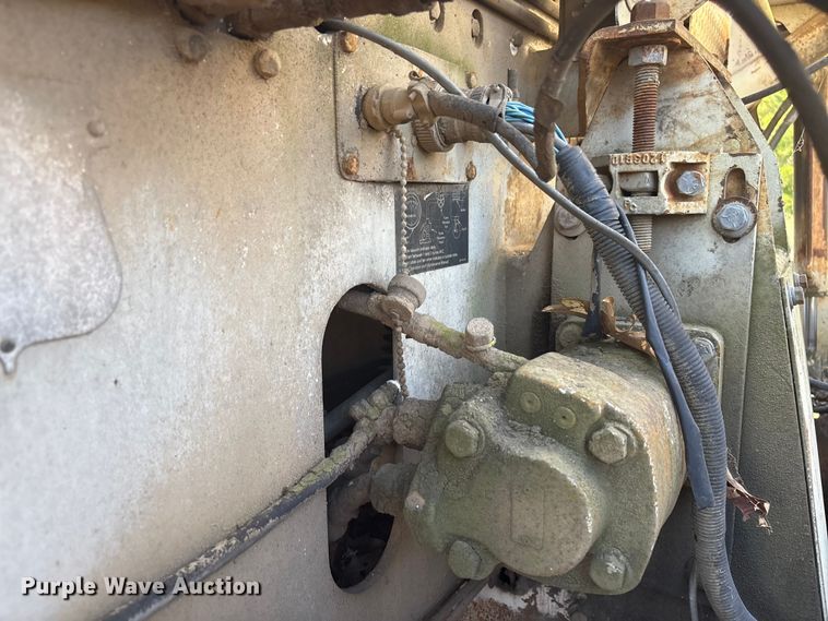 image for item FI0010 1996 Cedarapids CR361 paver