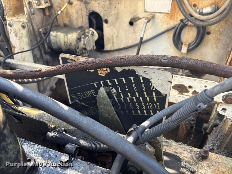 image for item FI0010 1996 Cedarapids CR361 paver