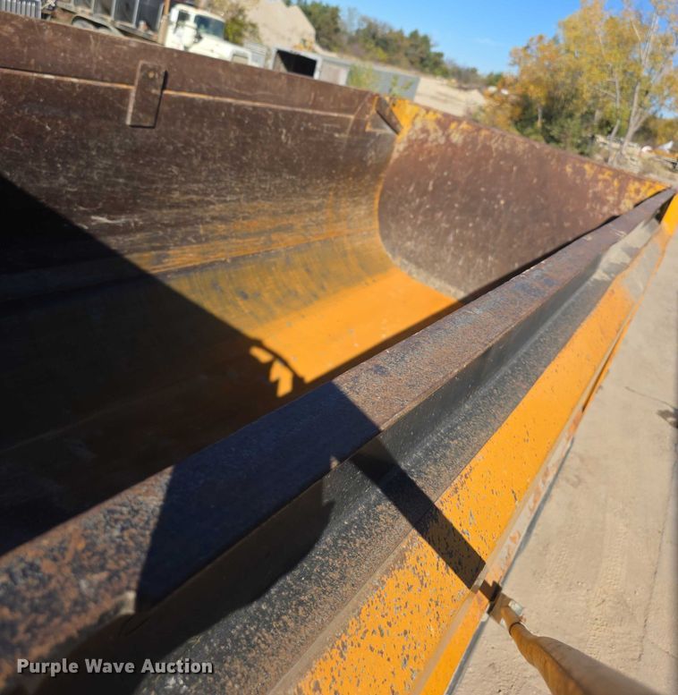 image for item FI0603 2005 Kenworth T800 dump truck