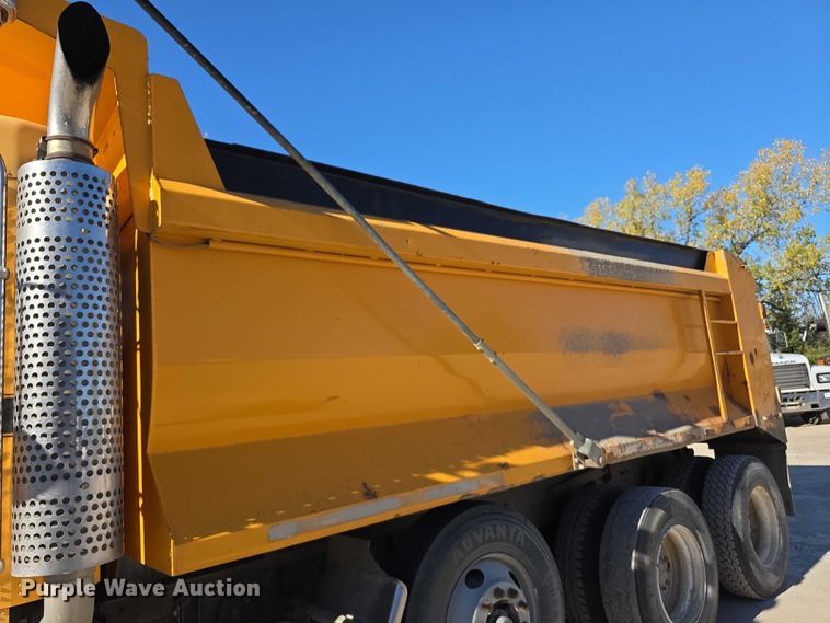 image for item FI0603 2005 Kenworth T800 dump truck