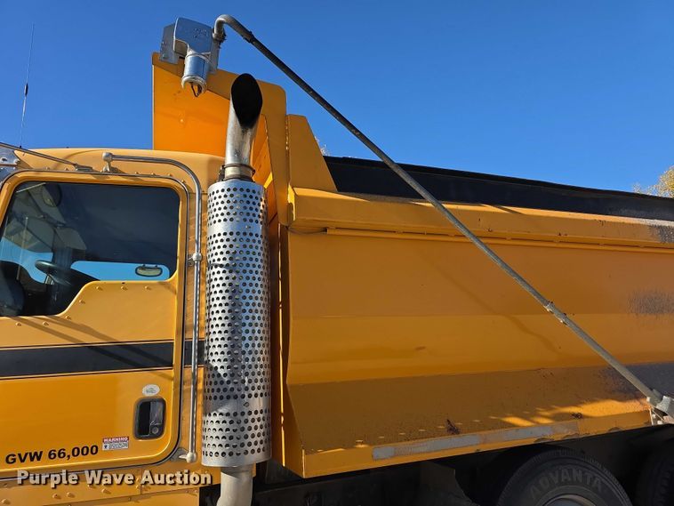 image for item FI0603 2005 Kenworth T800 dump truck