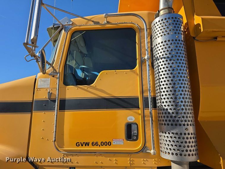 image for item FI0603 2005 Kenworth T800 dump truck