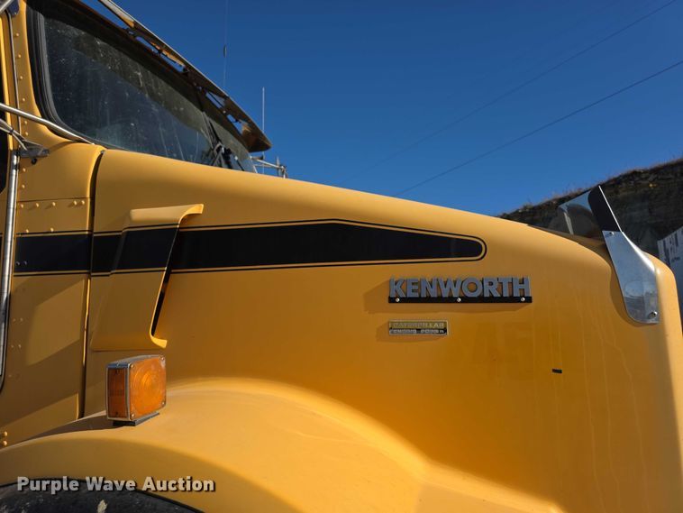 image for item FI0603 2005 Kenworth T800 dump truck