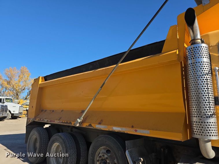 image for item FI0603 2005 Kenworth T800 dump truck