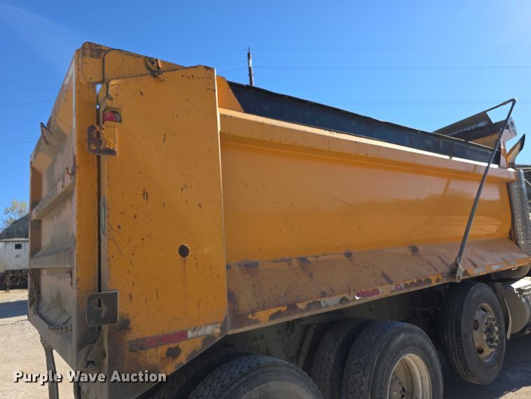 image for item FI0603 2005 Kenworth T800 dump truck