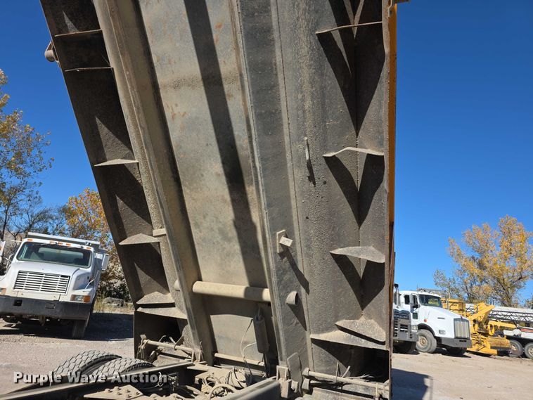 image for item FI0603 2005 Kenworth T800 dump truck