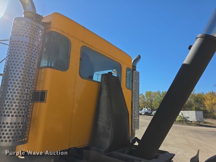 image for item FI0603 2005 Kenworth T800 dump truck