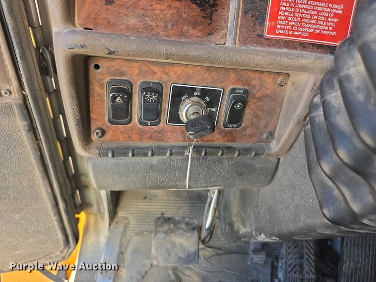 image for item FI0603 2005 Kenworth T800 dump truck