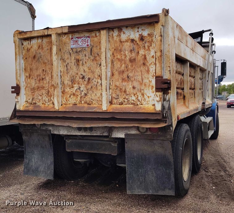 image for item IP9712 2000 Freightliner FLD dump truck