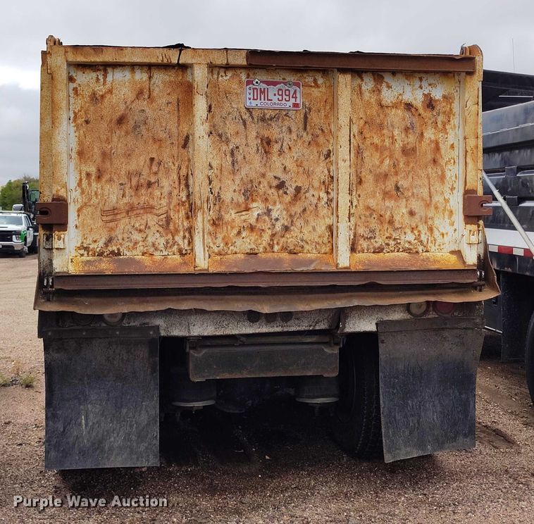 image for item IP9712 2000 Freightliner FLD dump truck