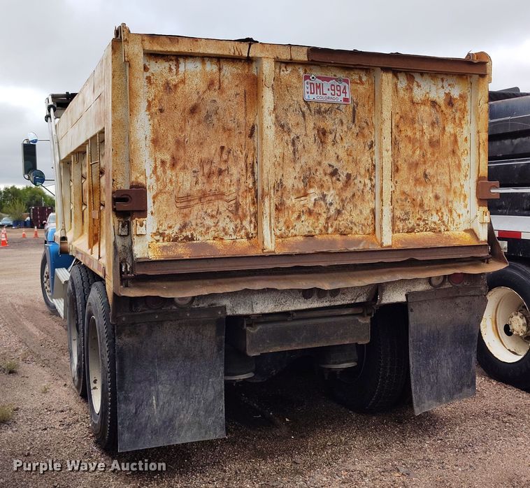 image for item IP9712 2000 Freightliner FLD dump truck