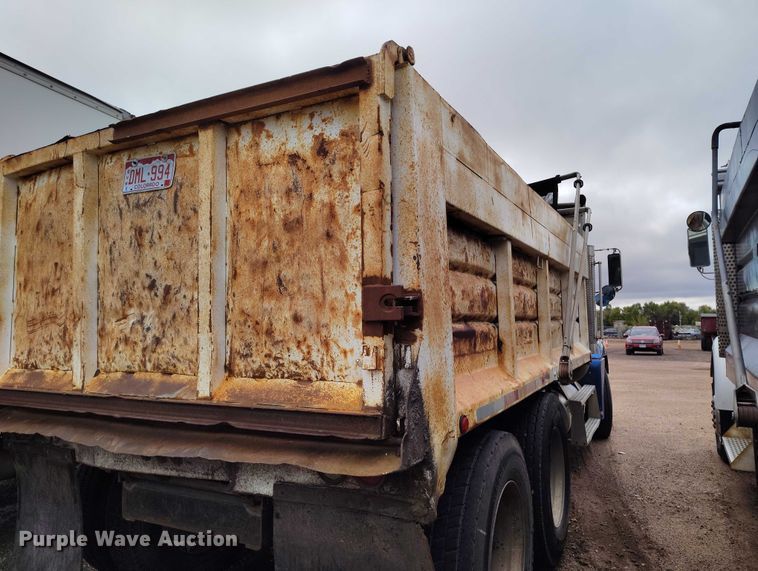 image for item IP9712 2000 Freightliner FLD dump truck