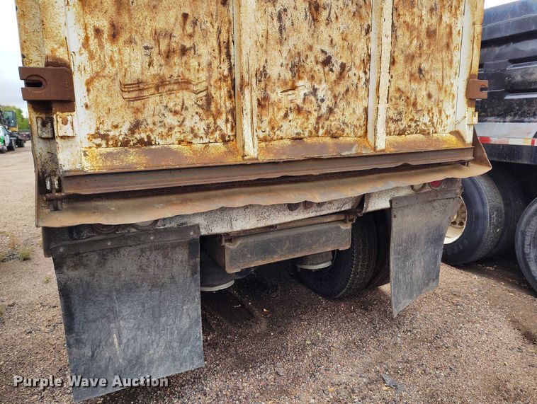 image for item IP9712 2000 Freightliner FLD dump truck