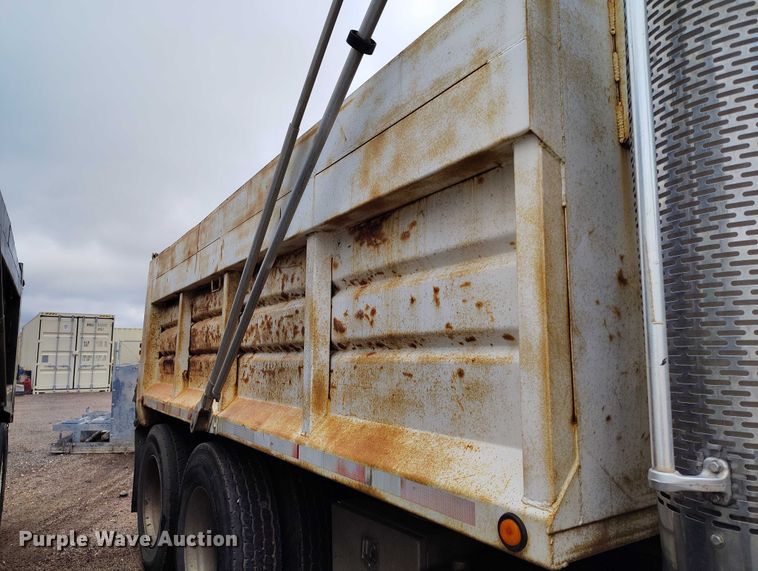 image for item IP9712 2000 Freightliner FLD dump truck