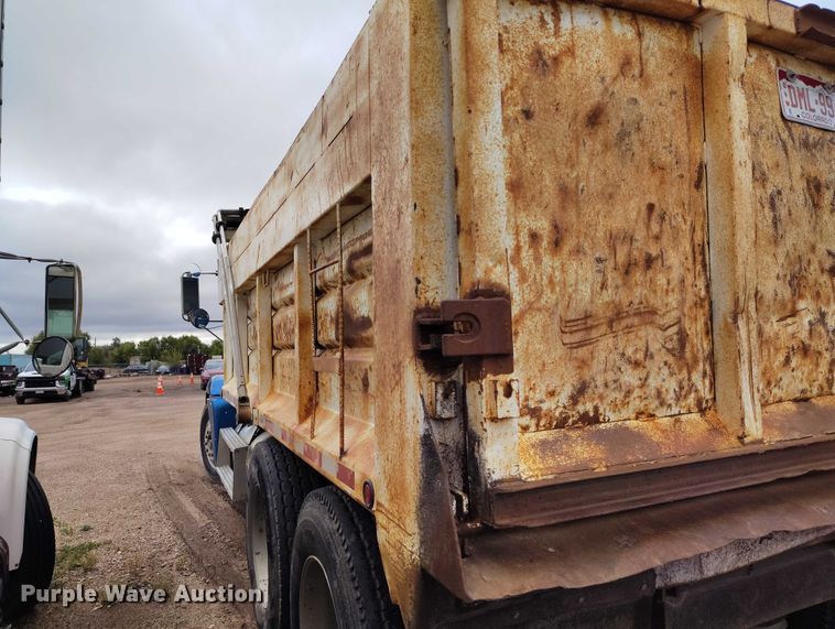 image for item IP9712 2000 Freightliner FLD dump truck