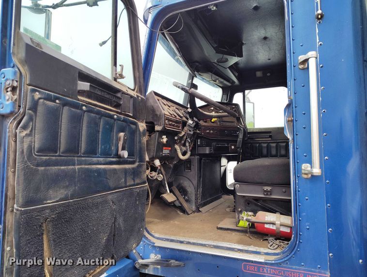 image for item IP9712 2000 Freightliner FLD dump truck