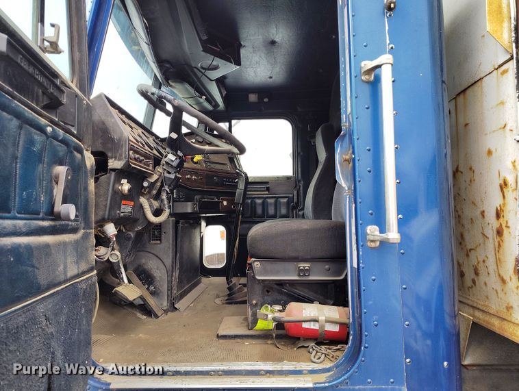 image for item IP9712 2000 Freightliner FLD dump truck