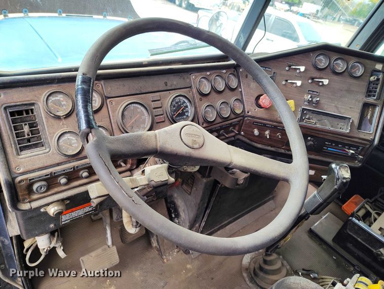 image for item IP9712 2000 Freightliner FLD dump truck