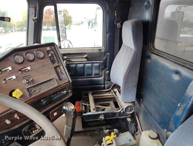 image for item IP9712 2000 Freightliner FLD dump truck