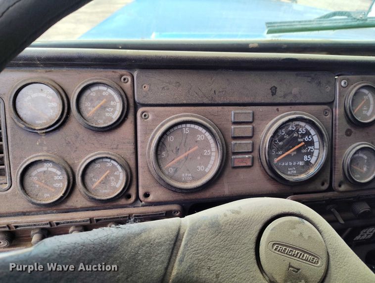 image for item IP9712 2000 Freightliner FLD dump truck