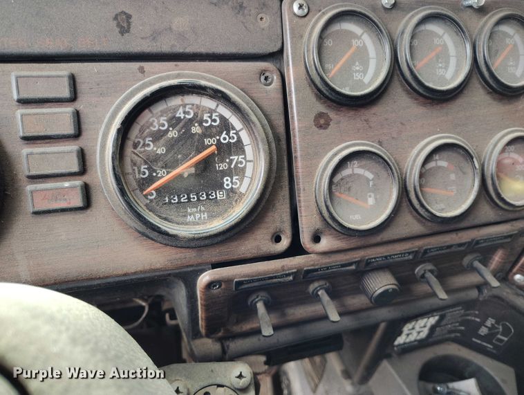 image for item IP9712 2000 Freightliner FLD dump truck