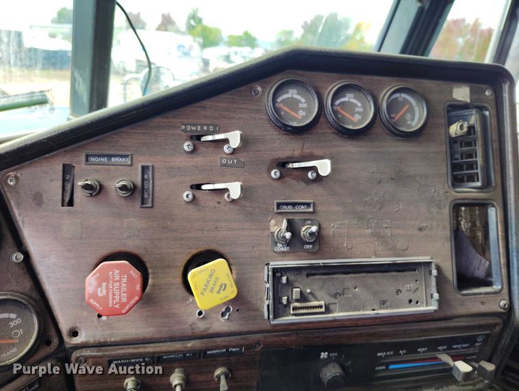 image for item IP9712 2000 Freightliner FLD dump truck