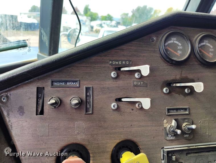 image for item IP9712 2000 Freightliner FLD dump truck