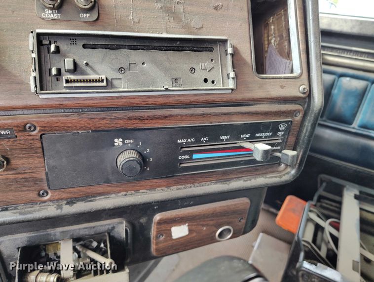 image for item IP9712 2000 Freightliner FLD dump truck