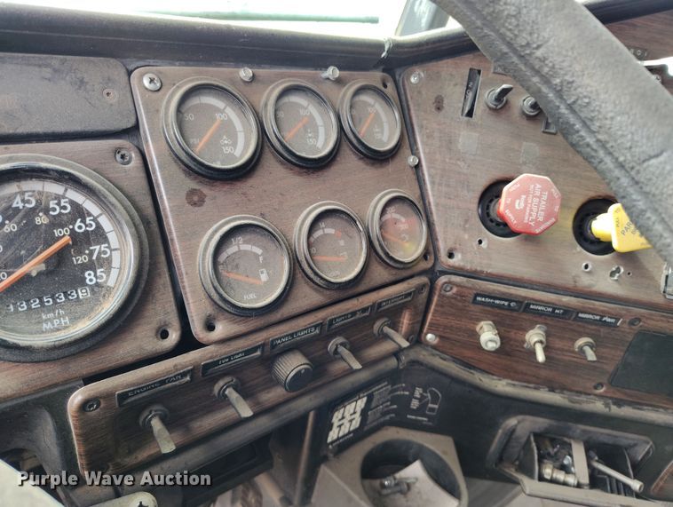 image for item IP9712 2000 Freightliner FLD dump truck