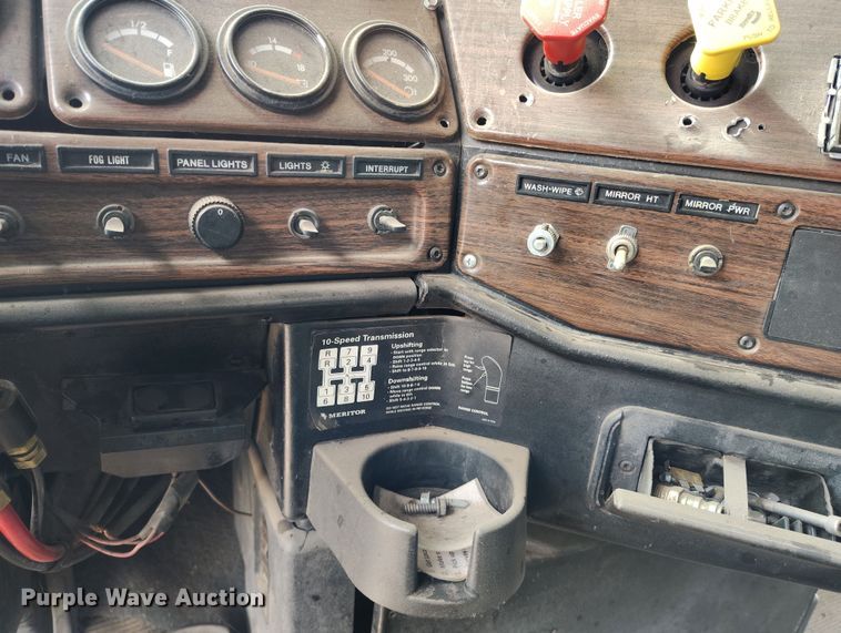 image for item IP9712 2000 Freightliner FLD dump truck