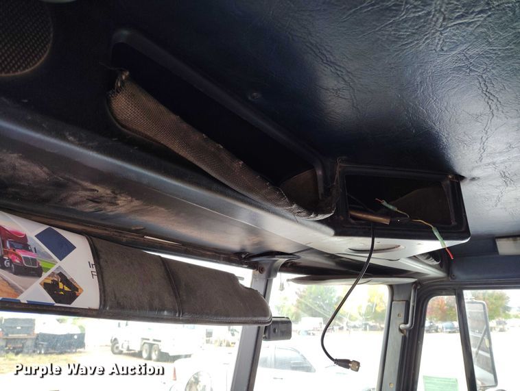 image for item IP9712 2000 Freightliner FLD dump truck