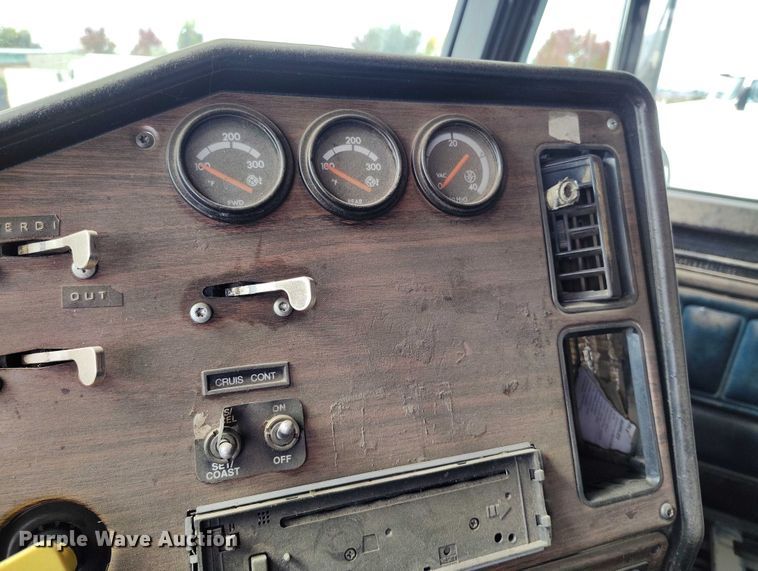 image for item IP9712 2000 Freightliner FLD dump truck