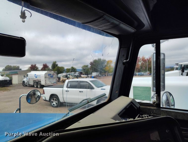 image for item IP9712 2000 Freightliner FLD dump truck