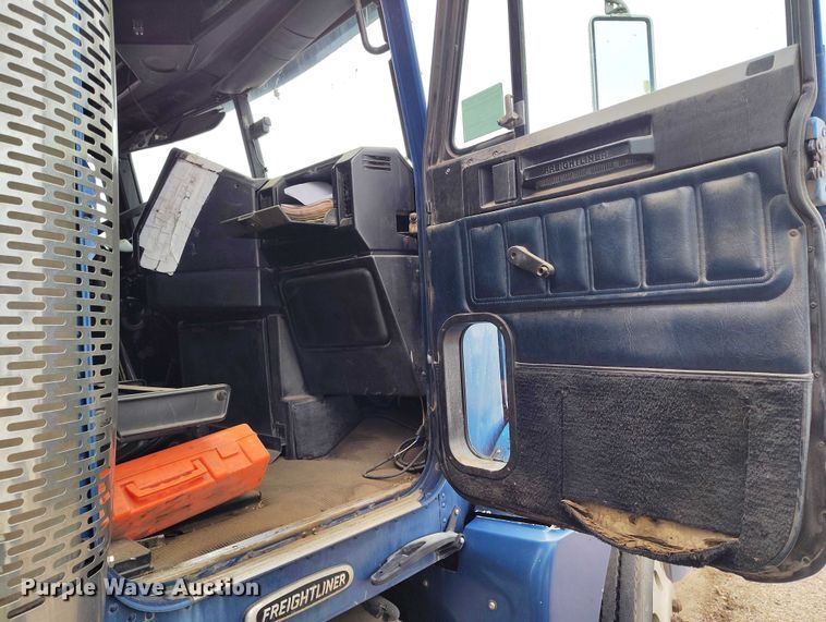 image for item IP9712 2000 Freightliner FLD dump truck