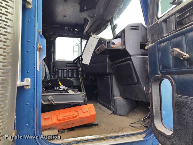 image for item IP9712 2000 Freightliner FLD dump truck