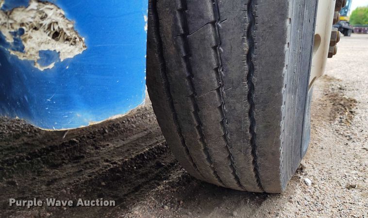 image for item IP9712 2000 Freightliner FLD dump truck