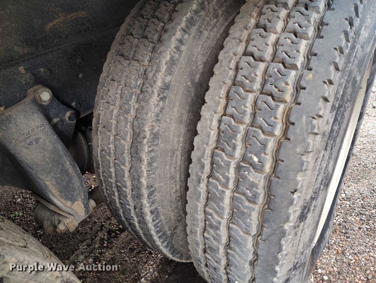 image for item IP9712 2000 Freightliner FLD dump truck