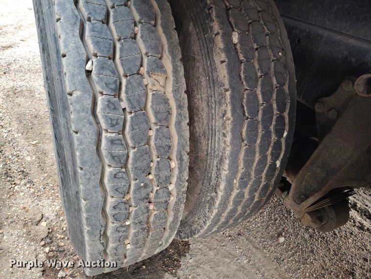 image for item IP9712 2000 Freightliner FLD dump truck