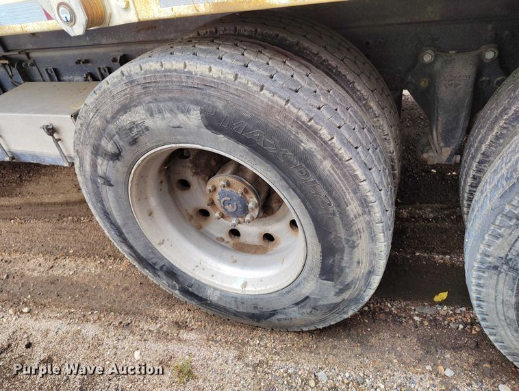 image for item IP9712 2000 Freightliner FLD dump truck