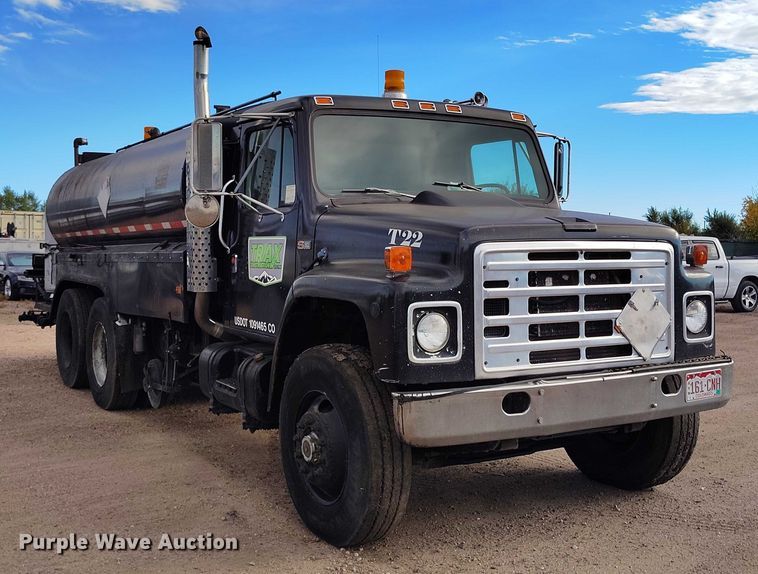 image for item IP9714 1987 International 1954 oil distributor truck