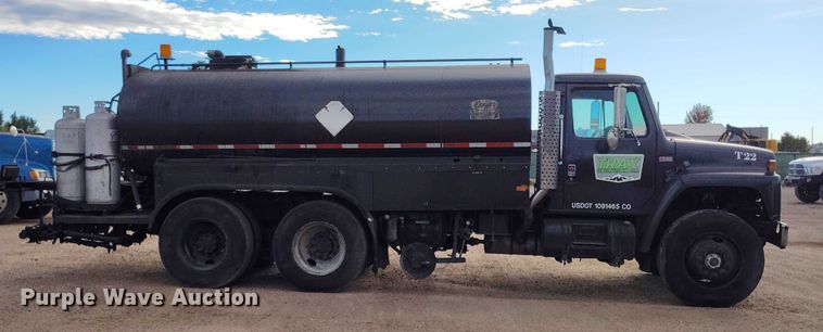 image for item IP9714 1987 International 1954 oil distributor truck