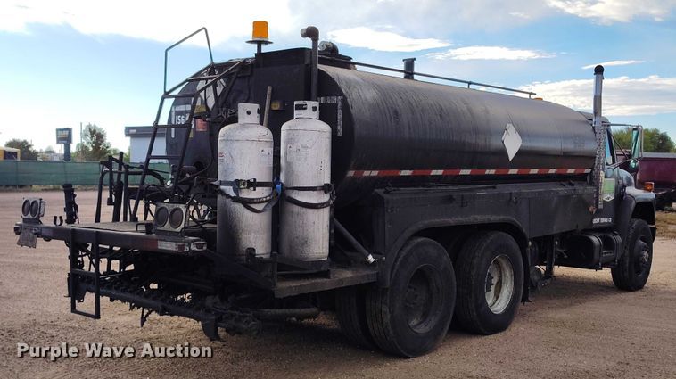 image for item IP9714 1987 International 1954 oil distributor truck