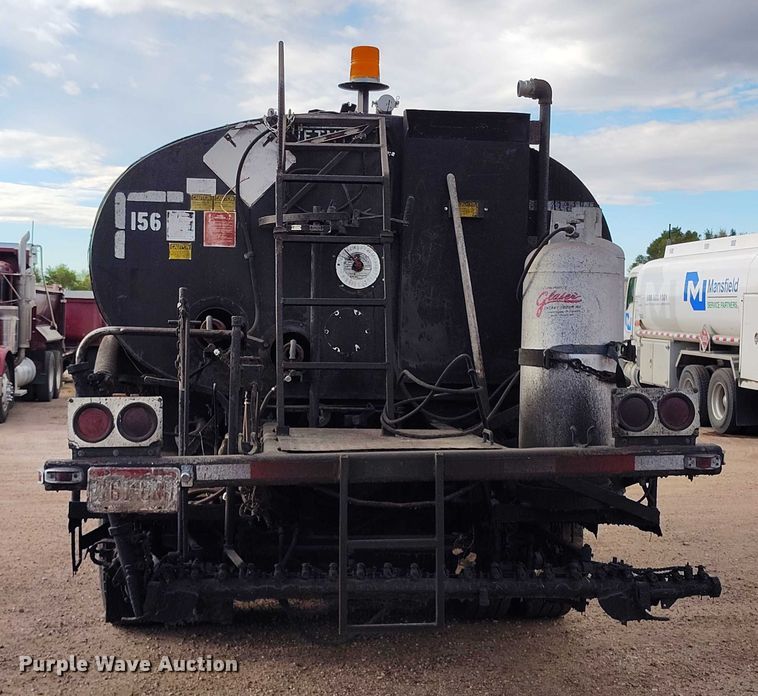 image for item IP9714 1987 International 1954 oil distributor truck