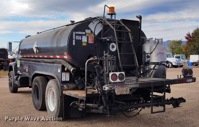 image for item IP9714 1987 International 1954 oil distributor truck