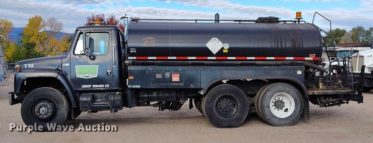 image for item IP9714 1987 International 1954 oil distributor truck