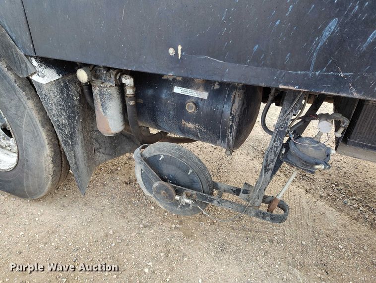 image for item IP9714 1987 International 1954 oil distributor truck