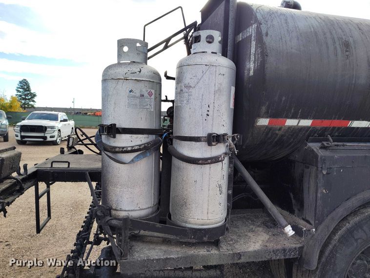 image for item IP9714 1987 International 1954 oil distributor truck