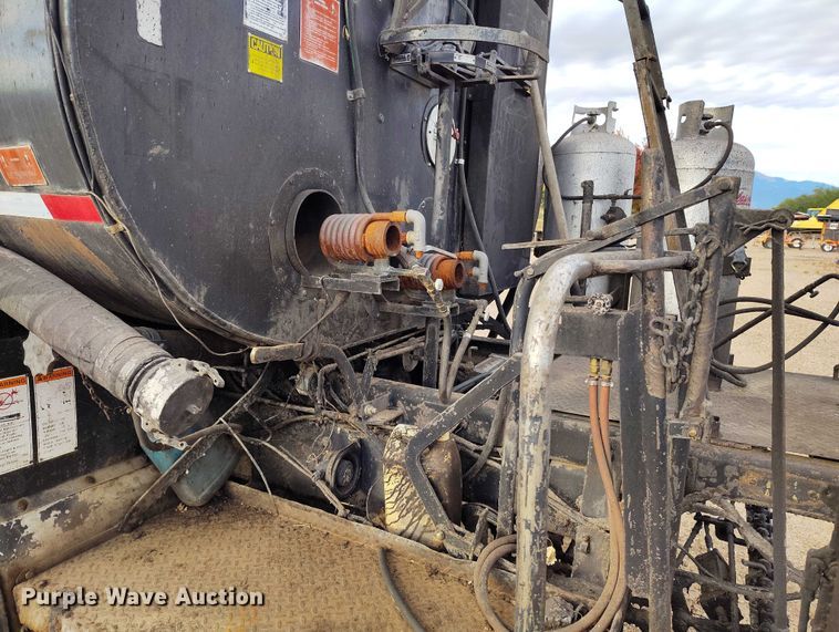 image for item IP9714 1987 International 1954 oil distributor truck